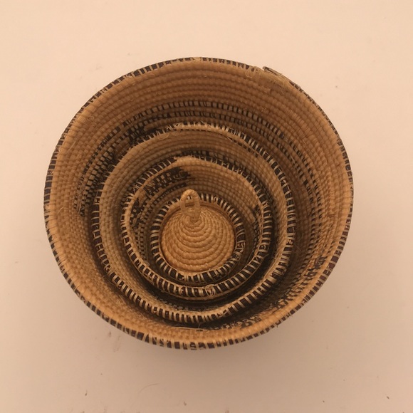 Rwandan Tutsi Nesting Baskets w/ Lids set of 5 - Picture 5 of 11